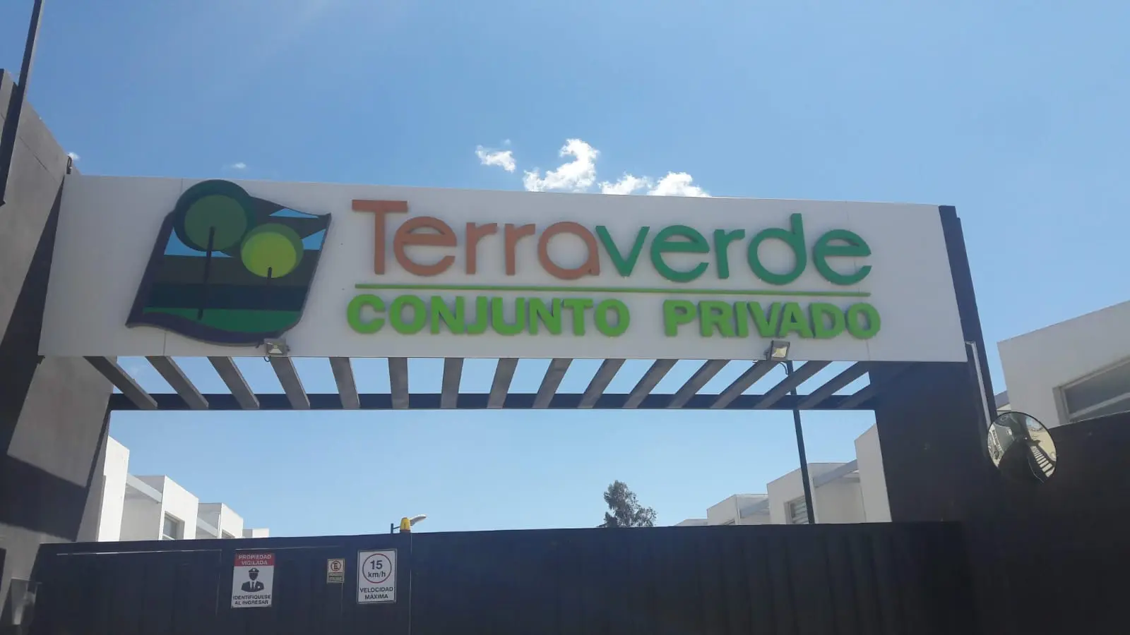 Revestimiento de Alucobond en el ingreso de un conjunto residencial