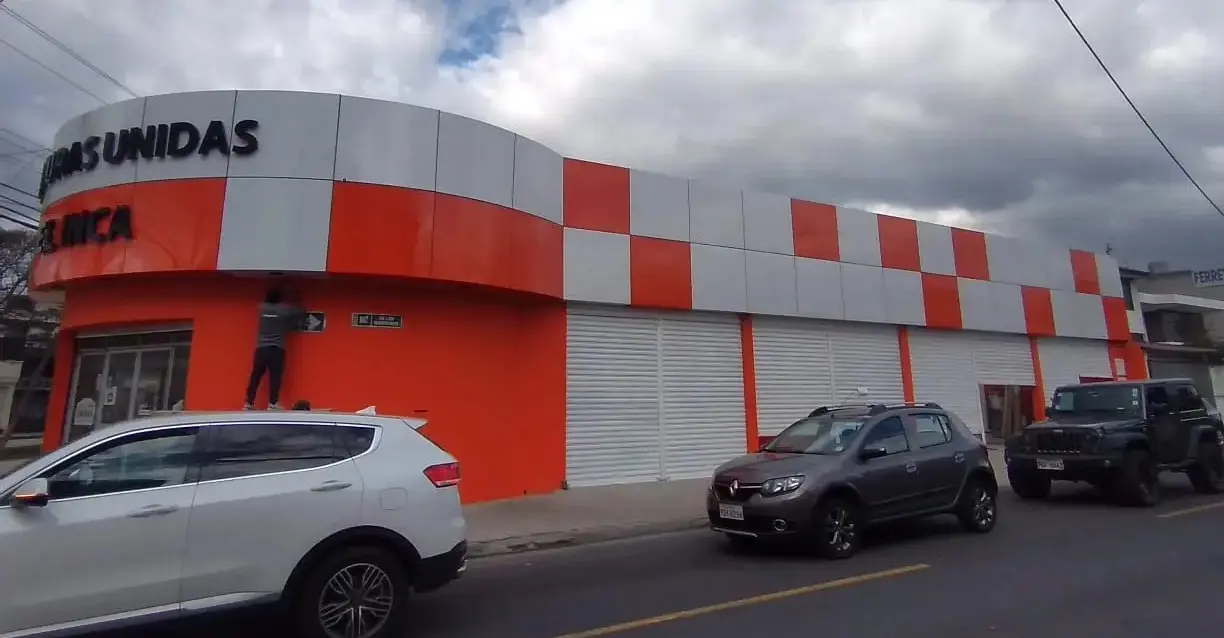 Fachada de Alucobond naranja y blanca en establecimiento comercial
