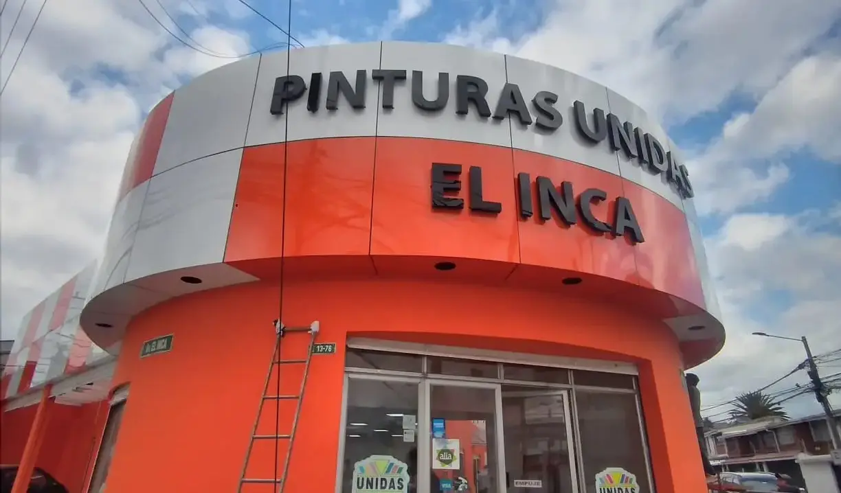 Fachada ventilada de Alucobond naranja en local comercial de Quito
