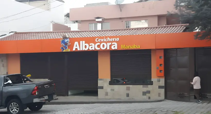 Rótulo y fachada de Alucobond naranja en local comercial