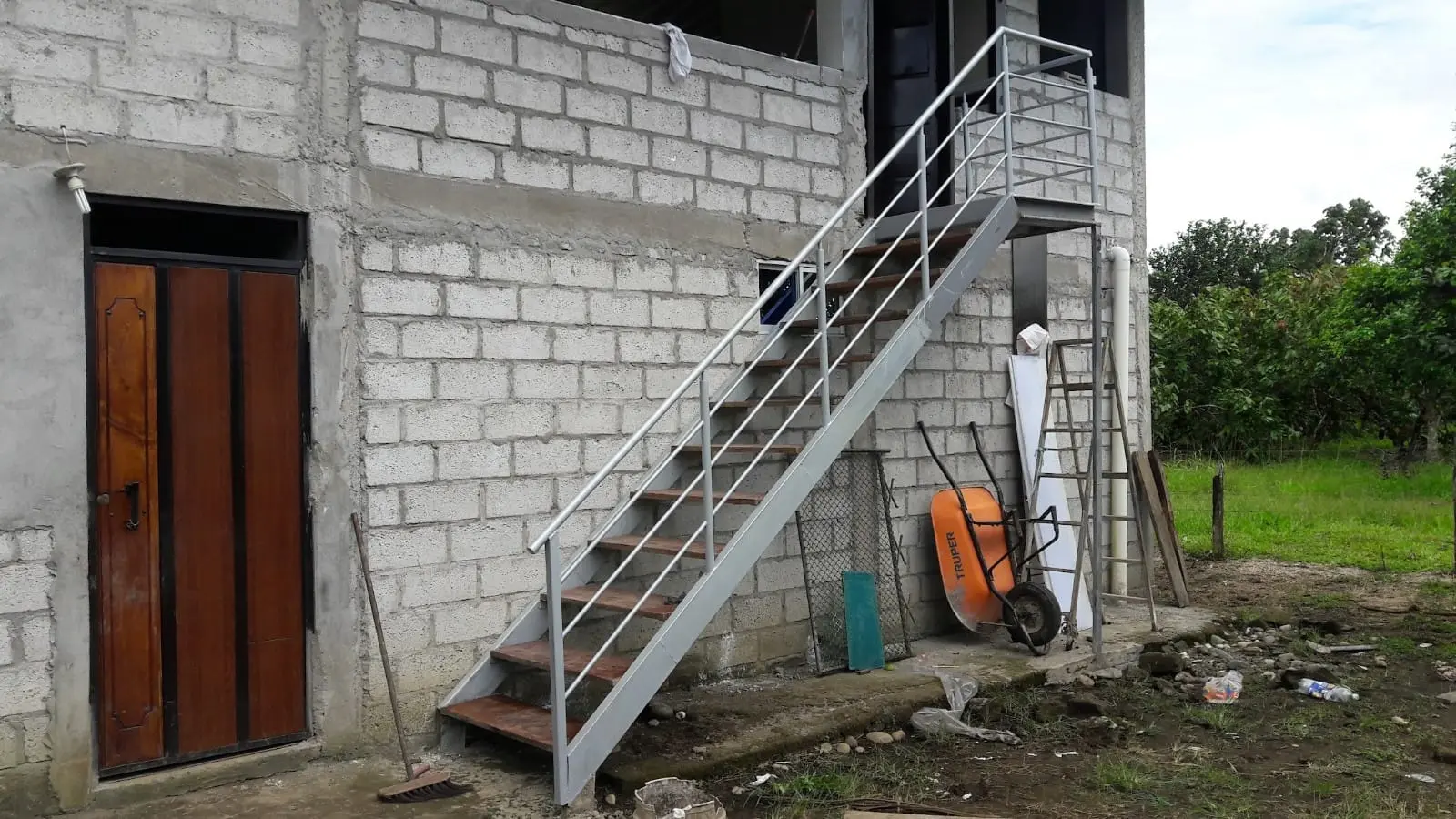Gradas metálicas exteriores con pasamanos instaladas en Quito
