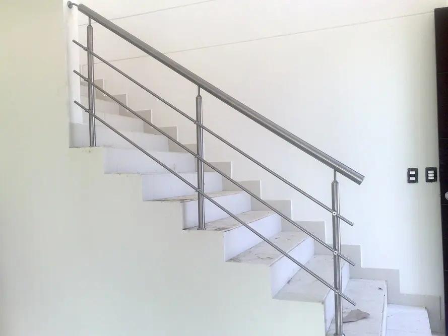 Pasamanos de acero inoxidable en escalera interior de vivienda