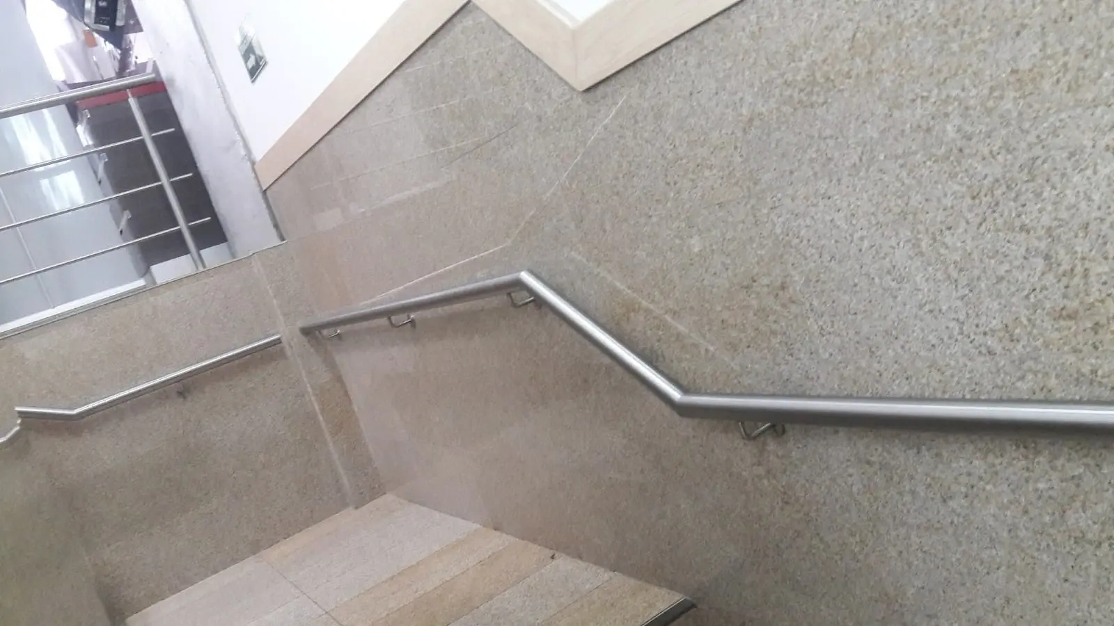 Pasamanos de acero inoxidable de tubo adosado a la pared
