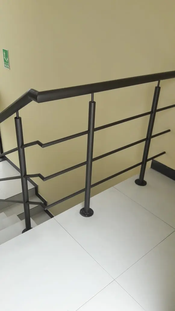 Pasamanos de hierro negro con travesaños en pasillo interior