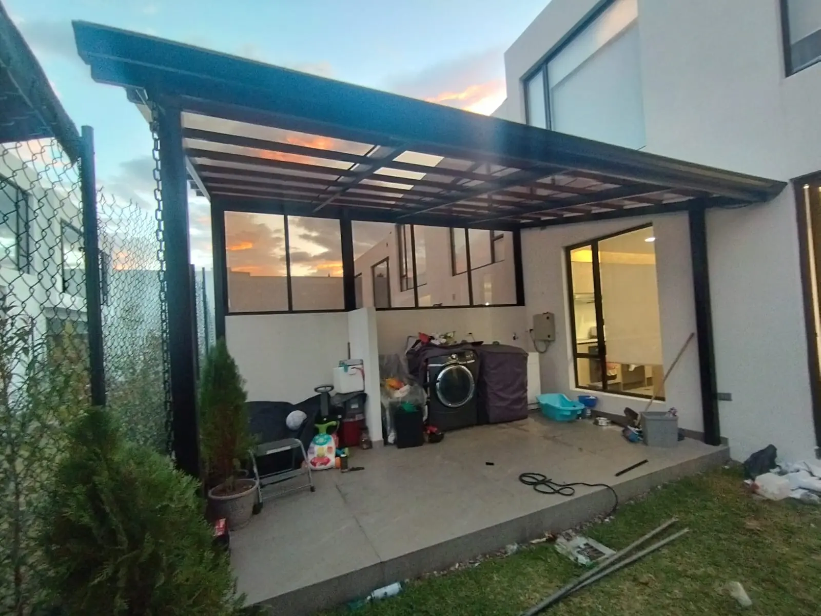 Cubierta metálica sobre patio de vivienda moderna