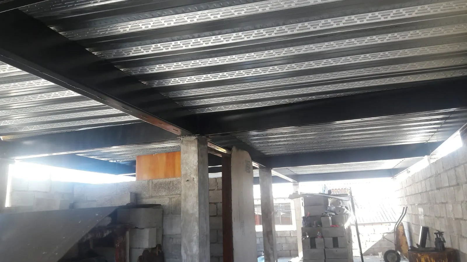 Entrepiso metálico con placa colaborante visto desde abajo