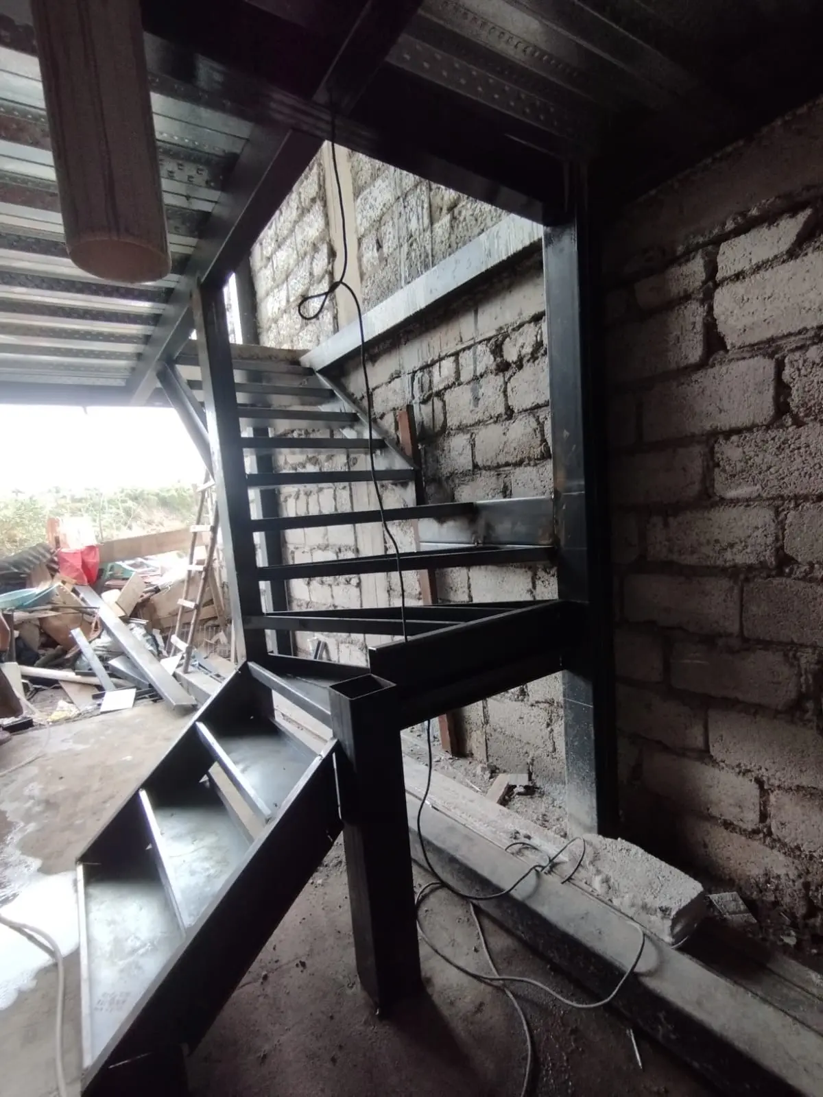 Estructura de gradas metálicas montada en obra