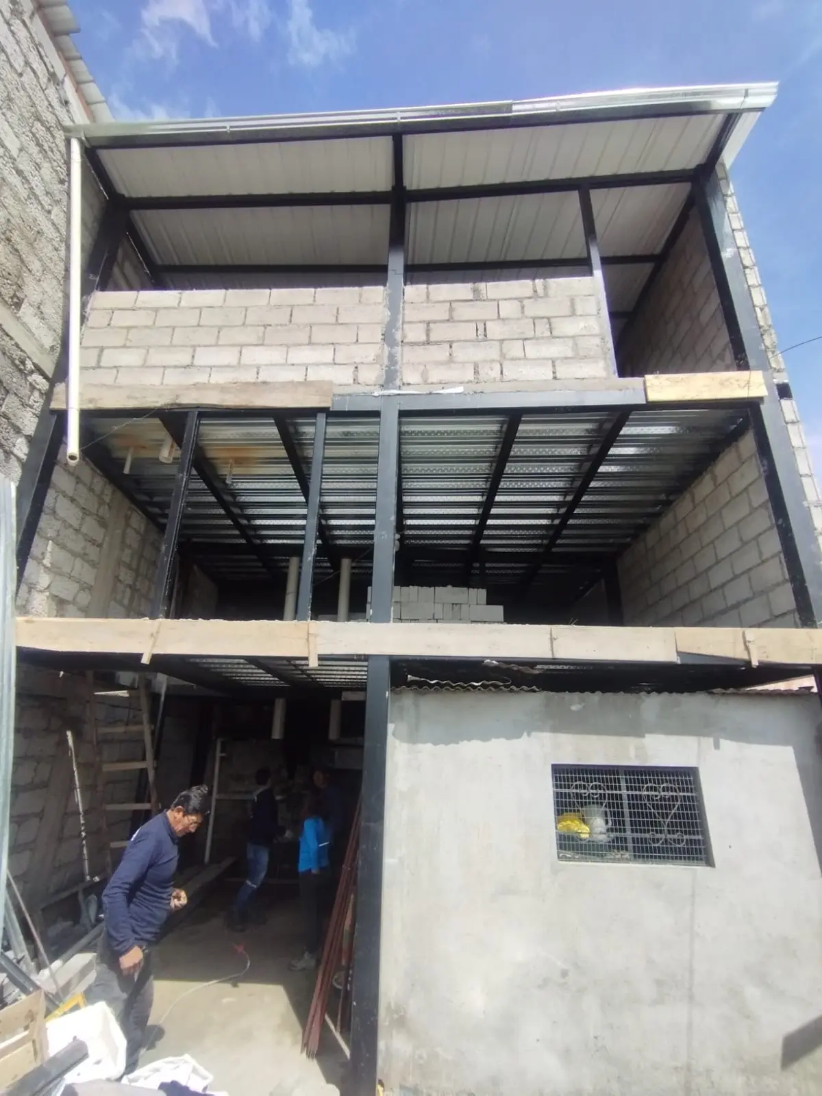 Estructura metálica de entrepiso y cubierta en obra