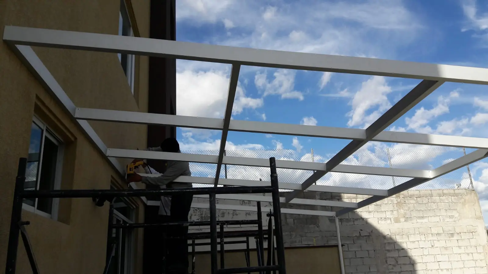 Estructura metálica de techo con perfiles sobre patio