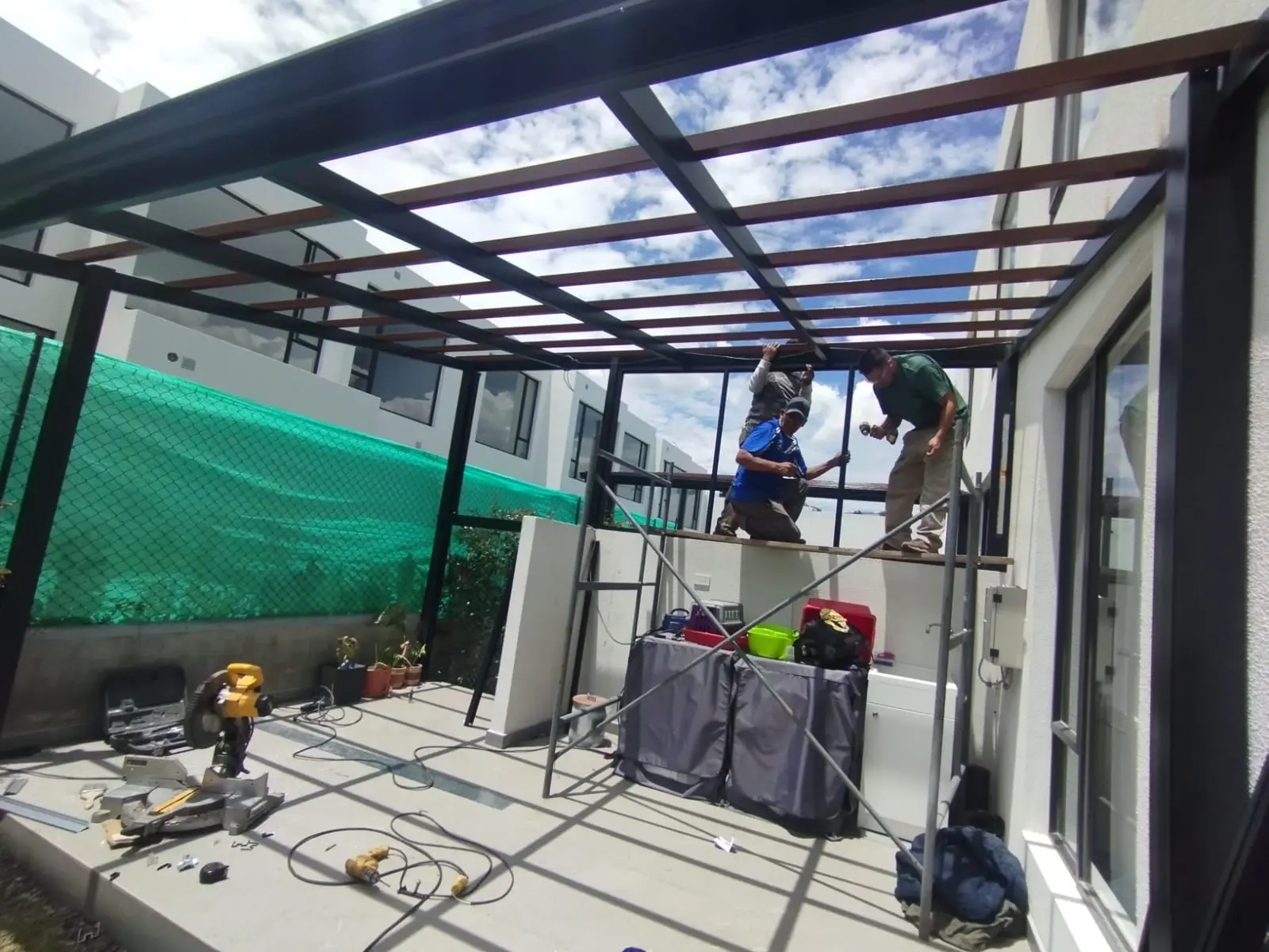 Pérgola metálica en montaje sobre terraza