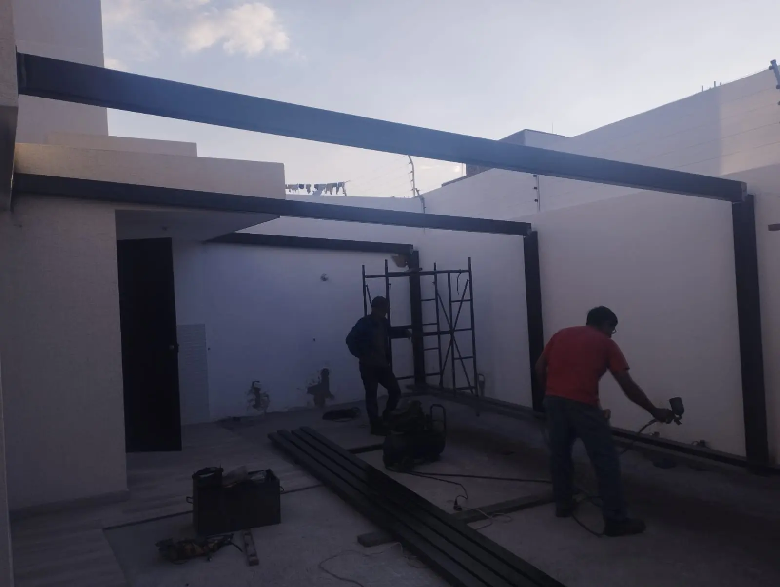 Viga metálica montada en interior durante la obra