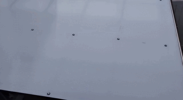 Instalación de piso flotante con acabado de madera