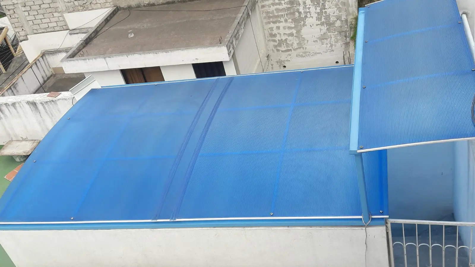 Cubierta de policarbonato azul con estructura de hierro
