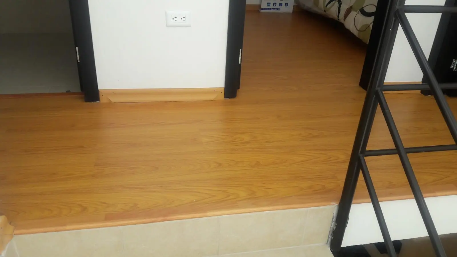 Instalación de piso flotante con acabado de madera