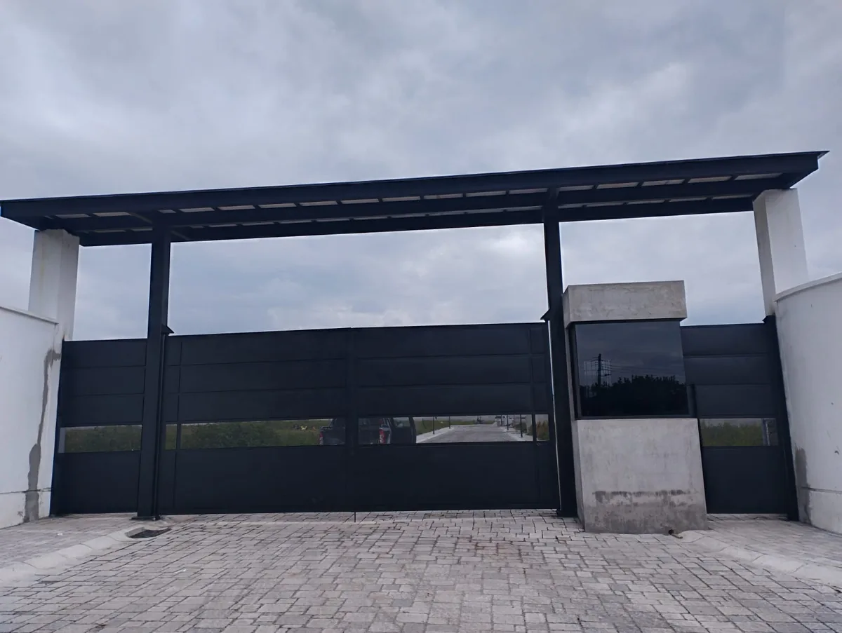 Portón negro moderno para conjunto residencial en Quito