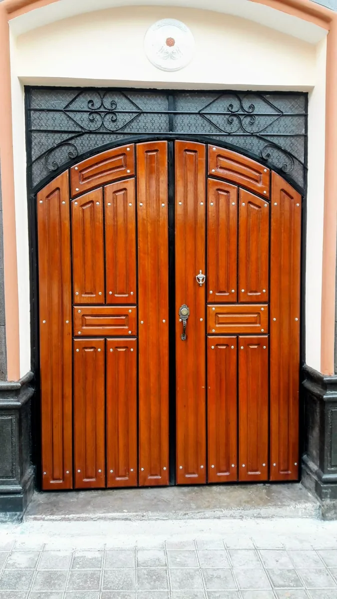 Portón mixto de madera y hierro forjado en Quito