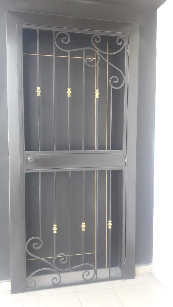 Cubre puerta metálica elegante en Quito