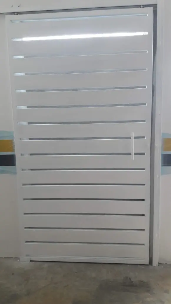 Puerta peatonal metálica blanca con listones horizontales