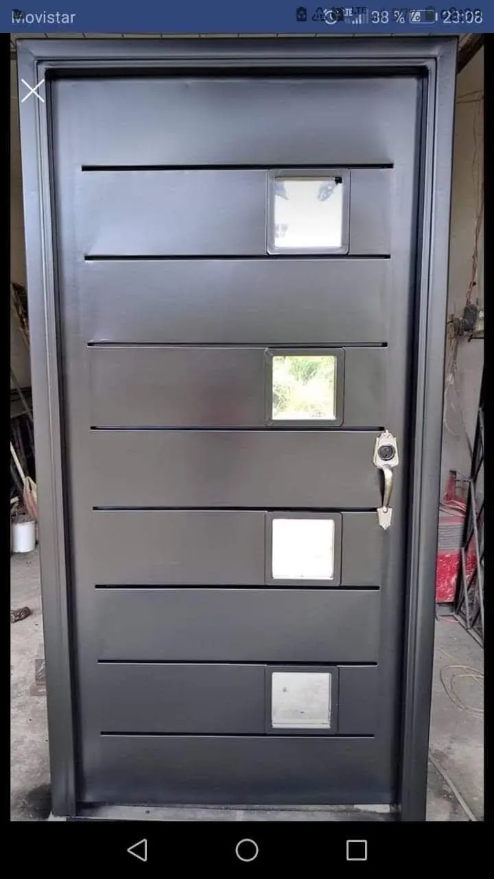 Puerta de tool gris con franjas horizontales y vidrios cuadrados