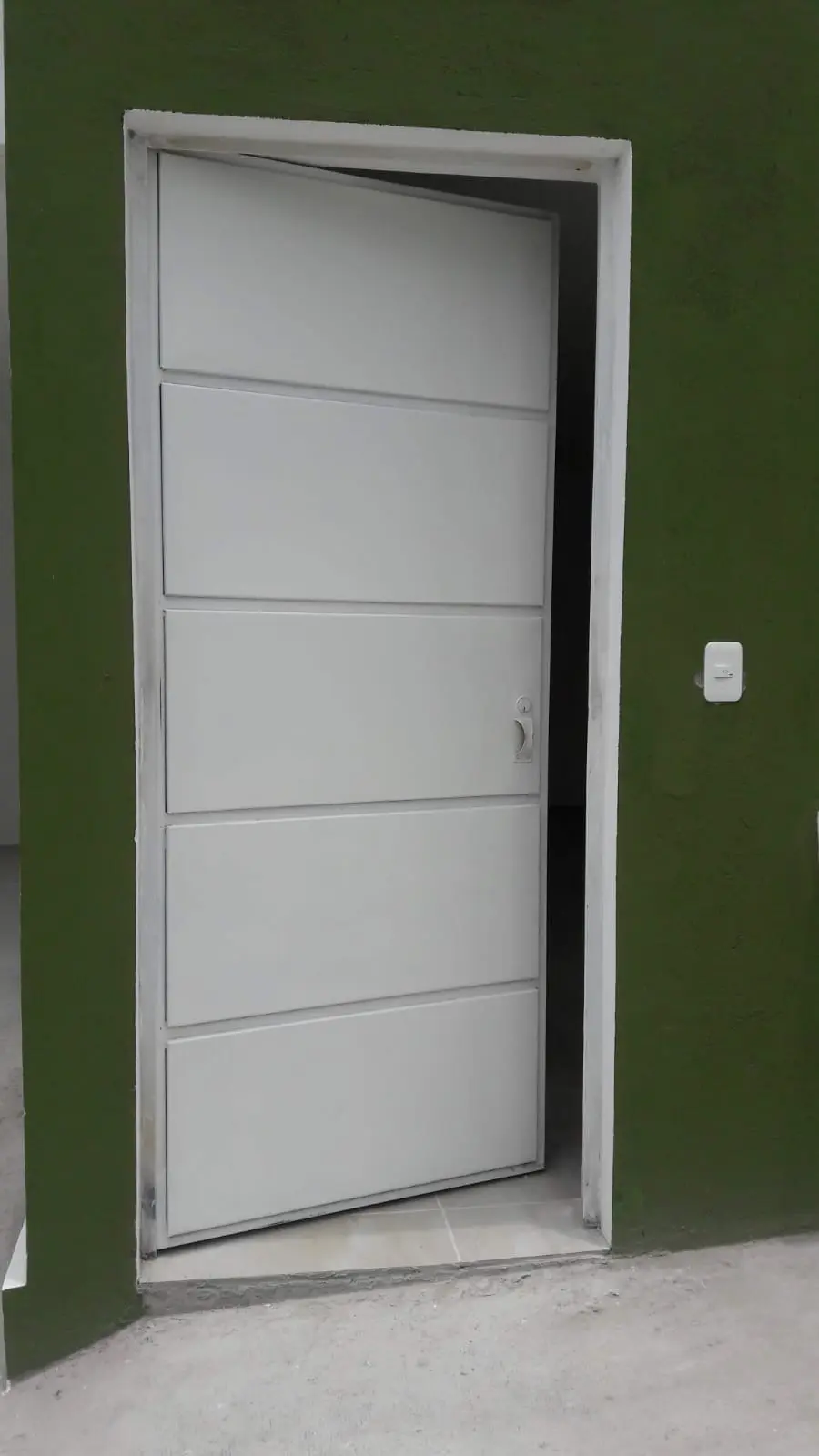 Puerta de tool gris lisa con ranuras horizontales y marco metálico
