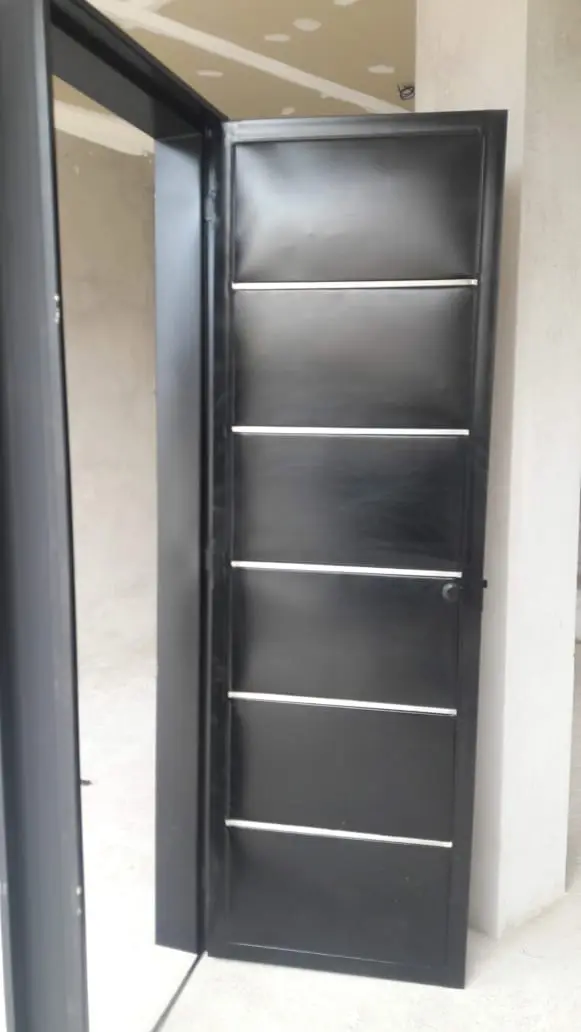 Puerta de tool negra con franjas plateadas horizontales