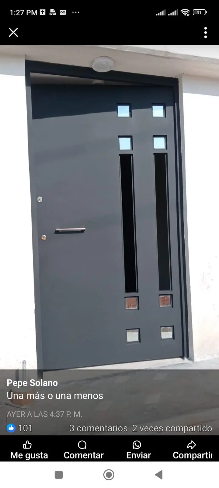 Puerta de tool tamborada gris oscura de diseño moderno con detalles cuadrados