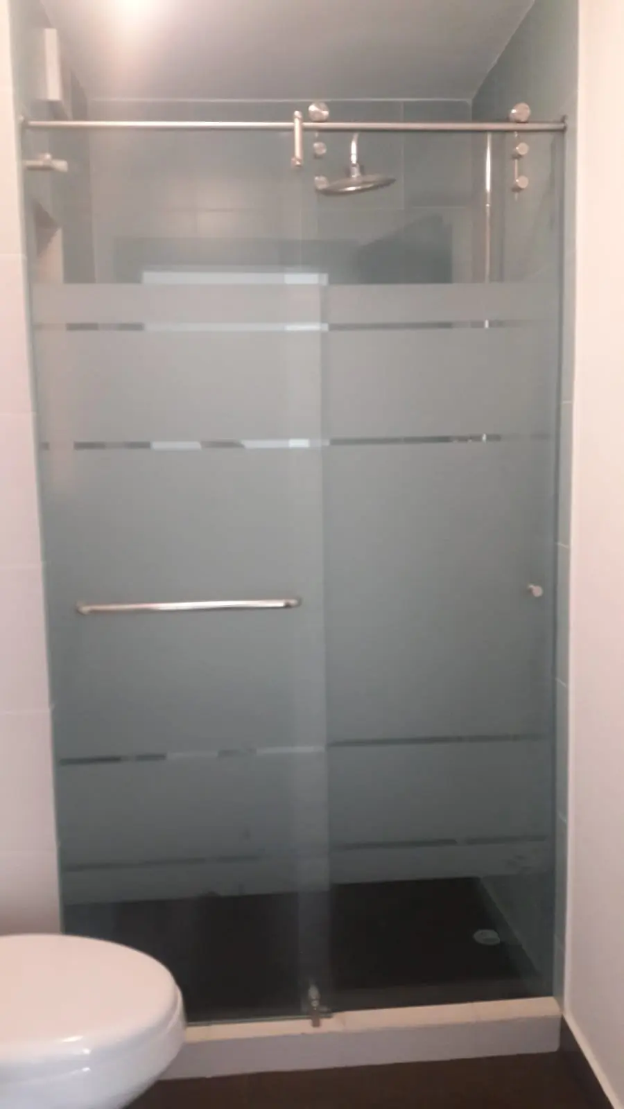 Puerta de vidrio templado para baño con perfilería metálica