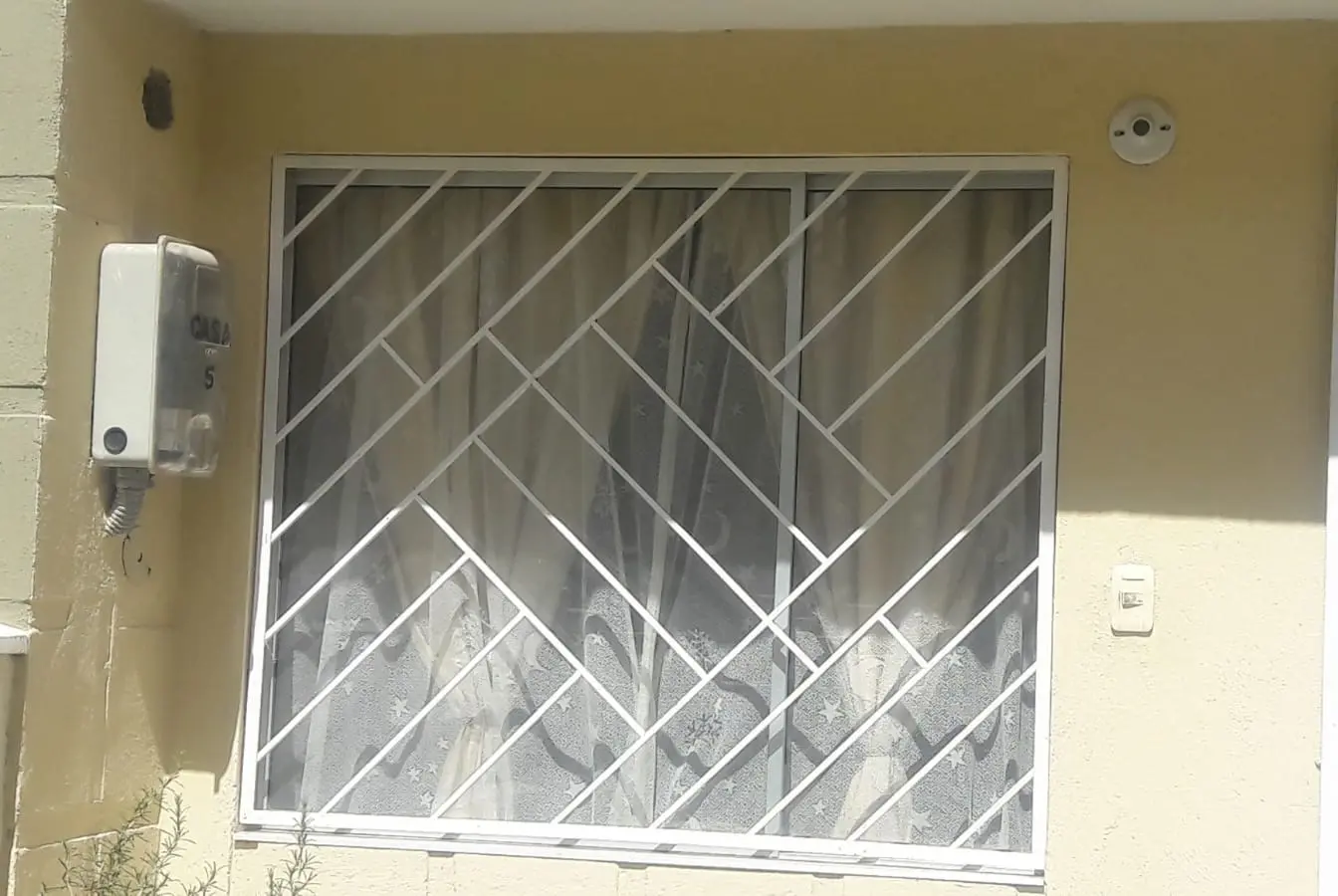 Cubre-ventana blanco de gran formato con diseño de rombos