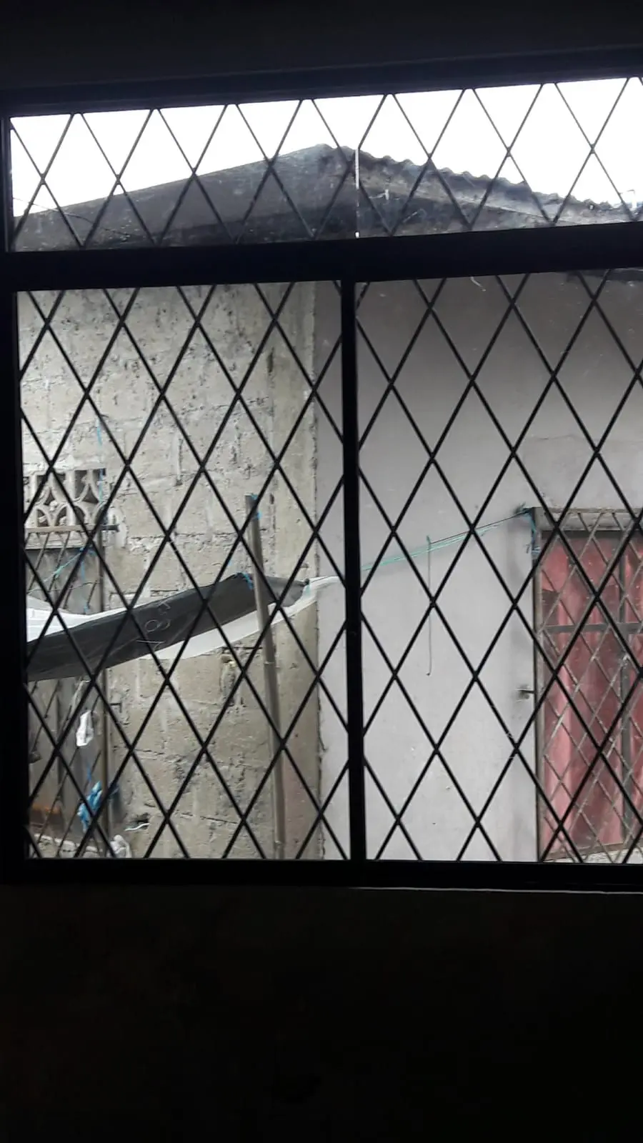 Cubre-ventana blanco con reja de rombos