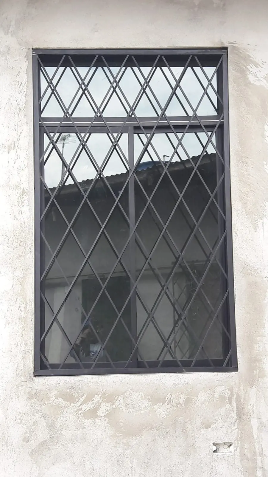 Cubre-ventana negro con reja de rombos